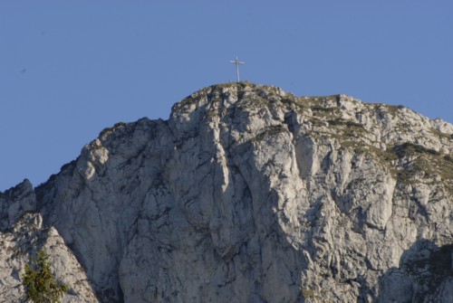 Blick von der Tutzinger Hütte zum Gipfelkreuz der Benediktenwand