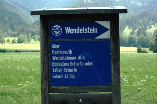 Wegweiser zum Wendelstein an der Talstation der Wendelstein Seilbahn in Osterhofen