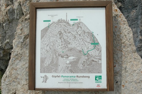 Tafel kurz nach dem Wendelsteinhaus, auf dem der Gipfel-Panorama-Rundweg näher erläutert ist