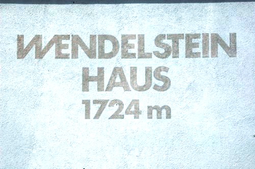 Hüttenschild des Wendelsteinhauses, 1724 m