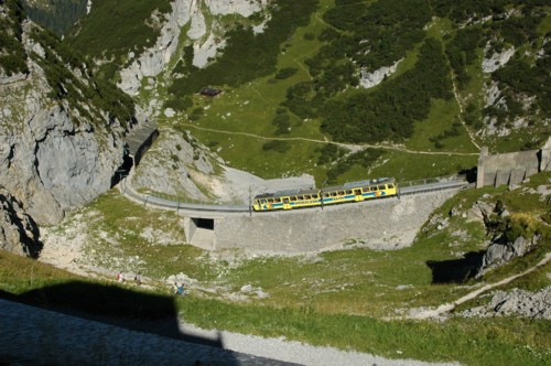 Blick auf die Wendelsteinzahnradbahn von der Bergstation aus gesehen