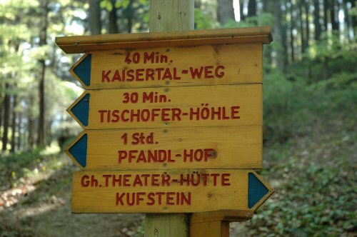 Wegweiser zwischen Tischofer Höhle und Theater-Hütte in Kufstein