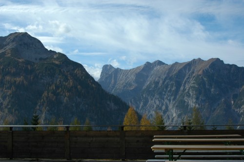 Blick auf das Karwendelgebirge vom Alpengasthof Karwendel auf dem Zwölferkopf Richtung Westen