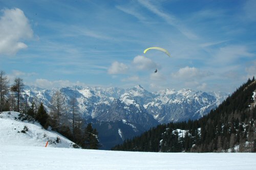 Paragleiter auf dem Rofen vom Startplatz über der Erfurter Hütte aus