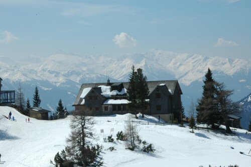 Erfurter Hütte mit dem Karwendelgebirge im Hintergrund. 
