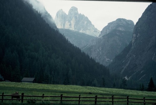 der erste Blick auf die Drei Zinnen vom Misurina-See 