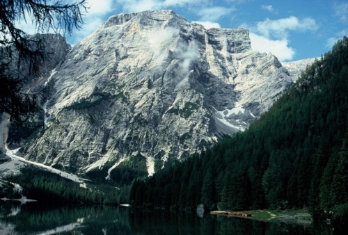der Seekofel (2810 m) überragt den Pragser Wildsee 
