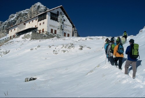 vom Paternsattel bei Neuschnee im November zur Drei-Zinnen-Hütte 
