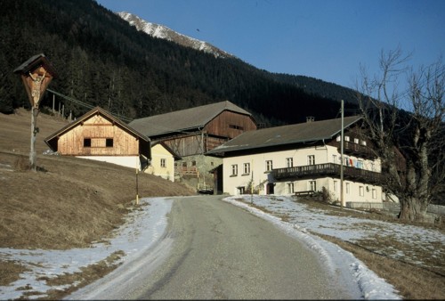 stattliche Bauernhöfe auf winterlichen Spaziergängen oberhalb von Taisten 