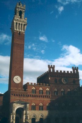 Der Rathausturm Tone del Mangia an der Piazza des Campo in Siena