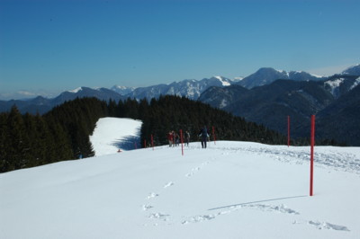 Verschneite Almflchen auf der Aueralm mit Blick auf die Bayerischen Vorberge