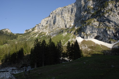 Blick von der Tutzinger H&uuml;tte auf den Weg zu den Achselk&ouml;pfen