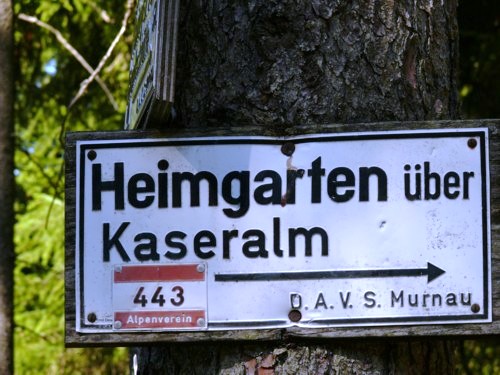 Wegweiser für den Weg über die Kaseralm zum Heimgarten