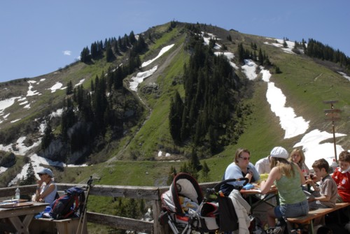 Wallberghaus mit Blick auf den Setzberg