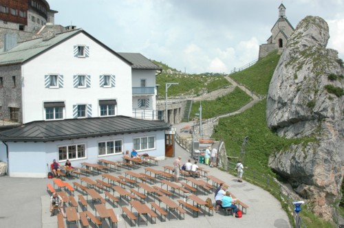 Die Sonnenterrasse des Wendelsteinhauses auf einer H&ouml;he von 1724 m.