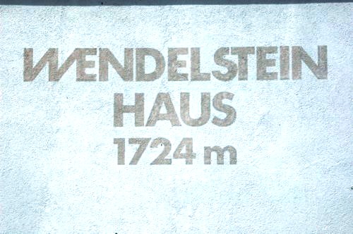 H&uuml;ttenschild des Wendelsteinhauses, 1724 m