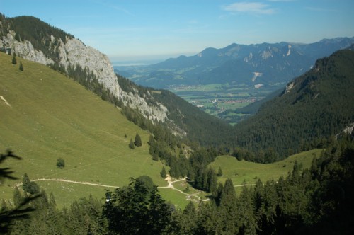 Blick auf das Inntal von der Zahnradbahn zum Wendelstein aus gesehen