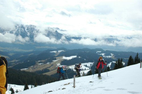 Chiemgau: Mit dem Club Mountains und mit den Schneeschuhen auf den Spitzstein