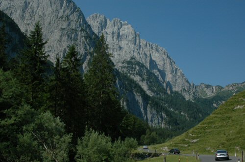 Mautstrasse durch das Kaiserbachtal über die Fischbach Alm zur Griesner Alm.
