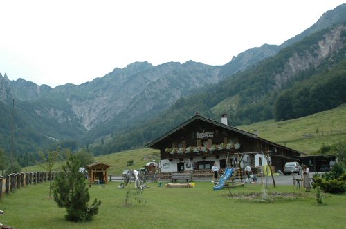 Fischbachalm mit Blick in das Kaisertal, den Stripsenkopf und den Feldberg
