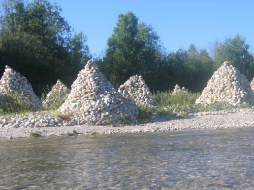 Steinmännchen an der Isar zwischen Bad Tölz und Le