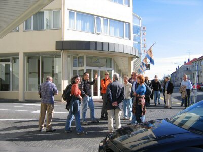 Die Club Mountains Teilnehmer treffen sich vor dem Hotel in Reykjavik.