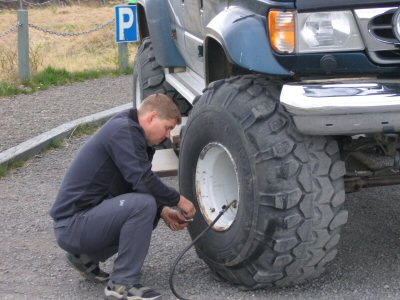Erhöhung des Reifendrucks des Trekkingfahrzeugs