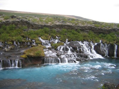 In der Nähe von Reykholt  fließen die Hraunfossar in zahlreichen Bächen unterirdisch in die Hvitá