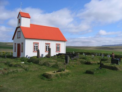 Kirche mit Friedhof auf Island