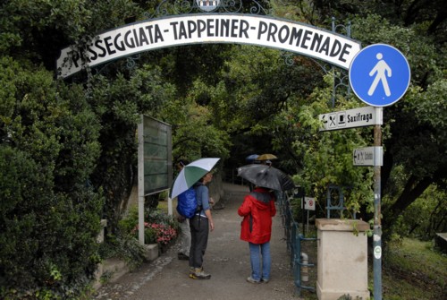 Auf dem Algunder Waalweg von Algund nach Meran. Hier: Eingang zur Tappeiner Passage