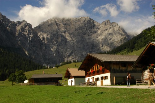 Blick auf die Felsw&auml;nde des Karwendels auf der H&ouml;he der Rasth&uuml;tte Engalm