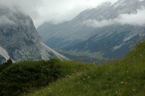 Blick in das Karwendeltal von dem Weg zur Falkenhütte aus gesehen