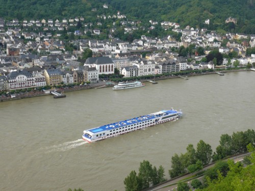 Blick auf Boppard aus dem Rheinsteig bei Filsen