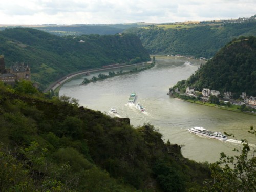 Von St. Goarshausen über die Loreley nach Kaub. Hier Blick auf die Loreley von Norden aus.
