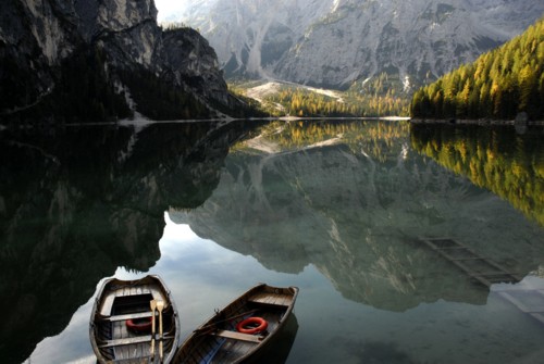 Blick über den Pragser Wildsee zum Seekofel