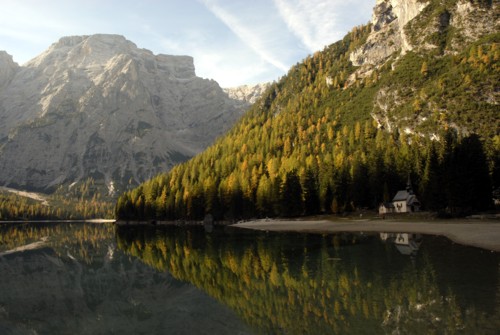 Blick über den Pragser Wildsee zum Seekofel
