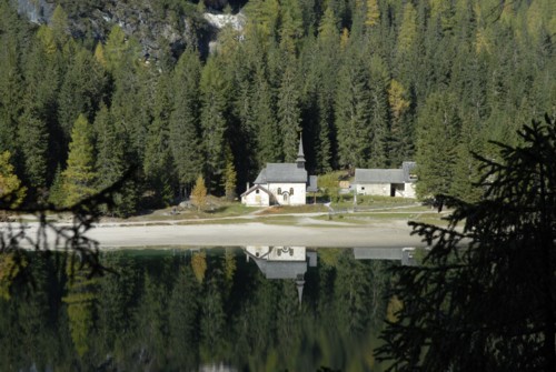 Kapelle am Pragser Wildsee mit Spiegelung im Wasser