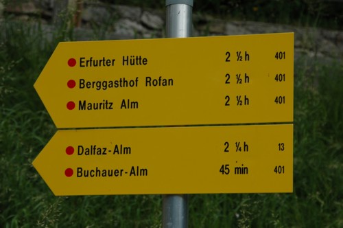 Wegweiser an der Seilbahn in Maurach