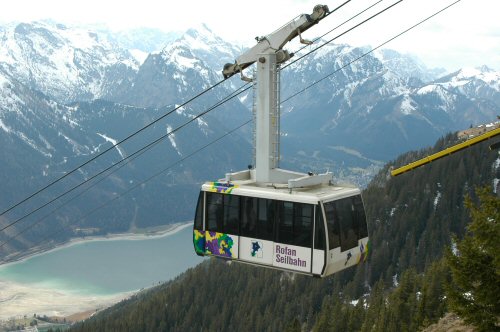 Rofanseilbahn von der Bergstation aus gesehen mit dem Achensee im Hintergrund