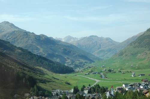Andermatt im Vordergrund mit Blick auf den Furkapass.