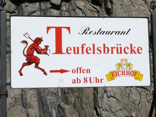Wegweiser an der Teufelsbr&uuml;cke