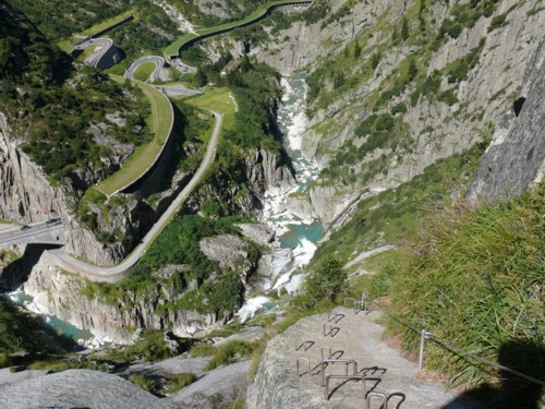Blick vom Klettersteig auf das Tal mit Sicht auch die alte und die neue Gotthardstra&szlig;e. 