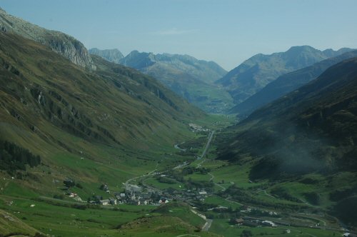 Talboden der n&ouml;rdlichen Seite des Furkapasses mit dem Oberalppass bei Andermatt im Hintergrund