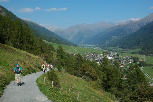 Abstieg vom Gommer H&ouml;henweg nach M&uuml;nster mit dem Furka am Horizont