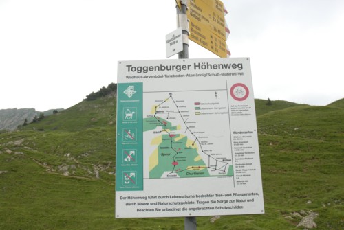 Wegweiser zum Toggenburger H&ouml;henweg am Berggasthof Oberchaeseren