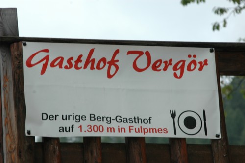 Wir steigen 380 H&ouml;henmeter ab und kommen zum Gasthof Verg&ouml;r.