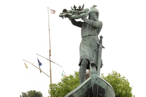 Hagen versenkt den Nibelungenschatz im Rhein