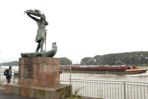 Hagen versenkt den Nibelungenschatz im Rhein